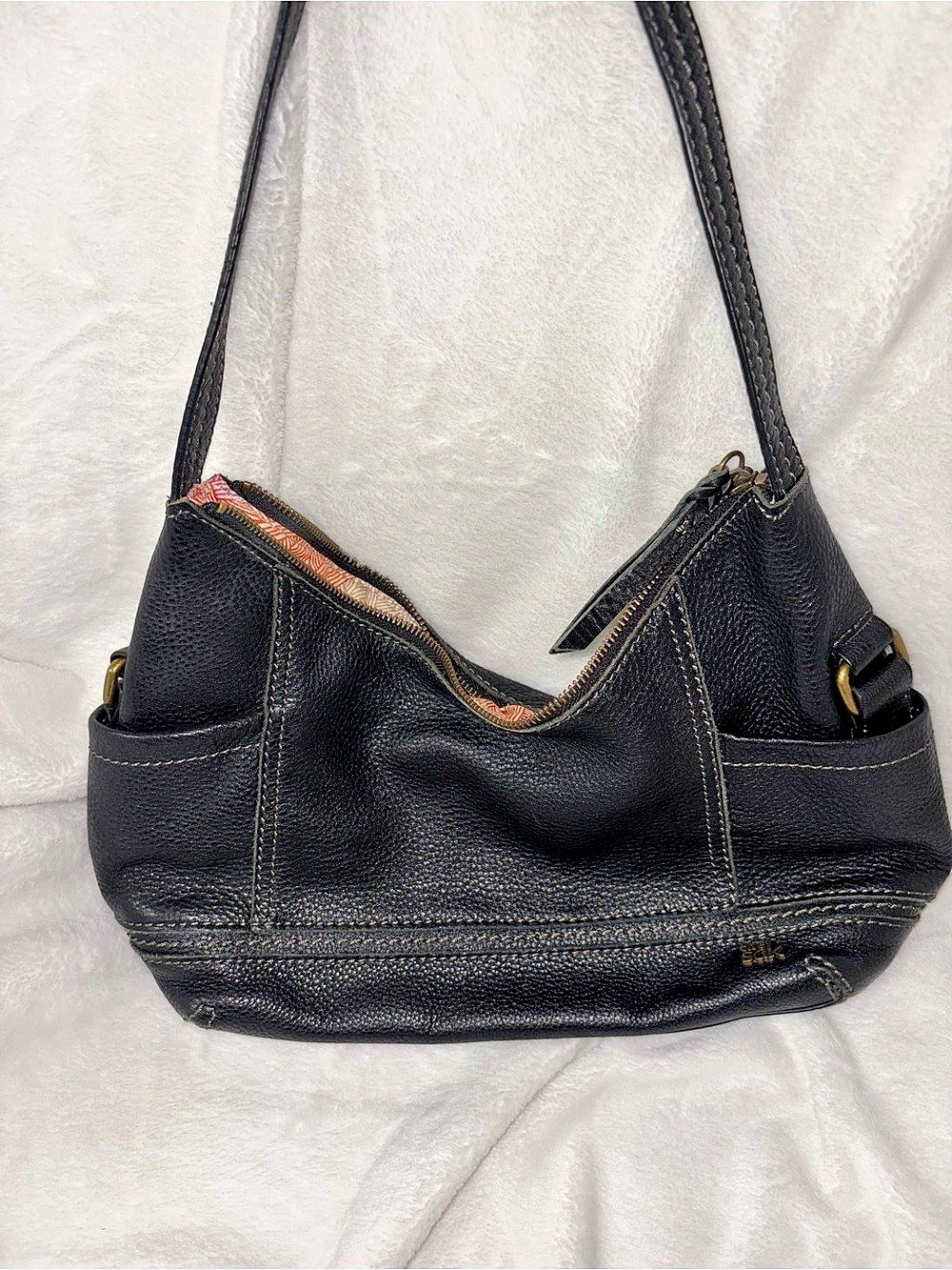 the sak Shoulder Bag in Black leather